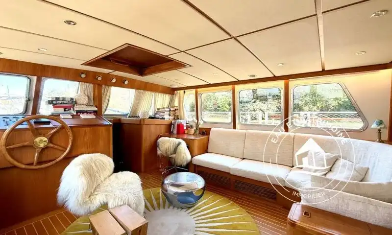 Vedette à vendre Paris 4 – Spacieuse et Pièce de Vie Surprenante