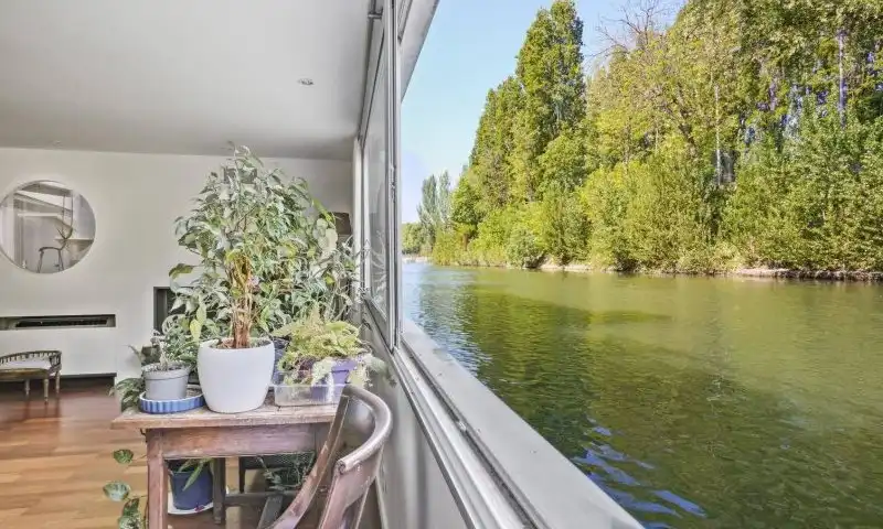Maison flottante à Neuilly : 160 m², terrasse, environnement calme et verdoyant sans vis-à-vis