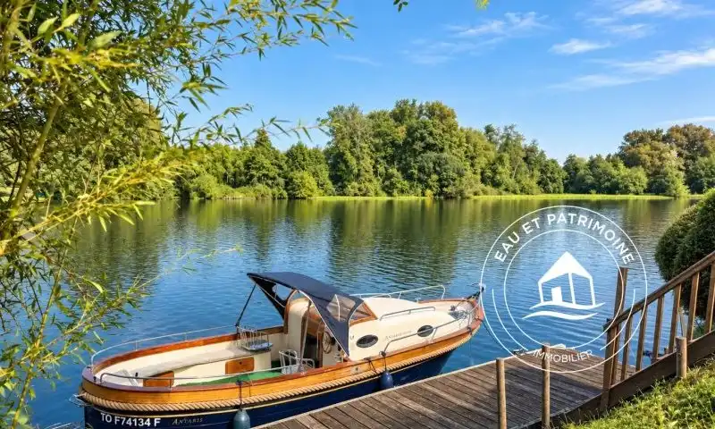 Propriété à vendre de 7,15 hectares avec trois maisons et accès direct au Lot