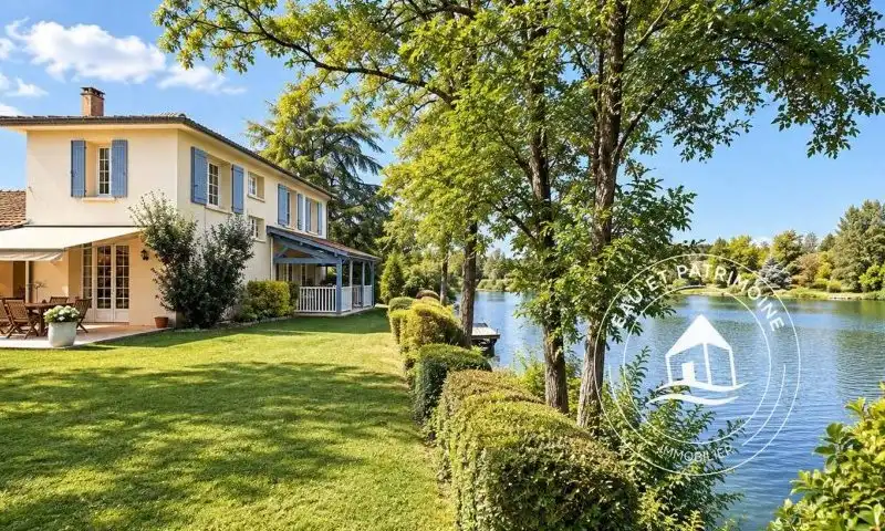 Propriété à vendre de 7,15 hectares avec trois maisons et accès direct au Lot