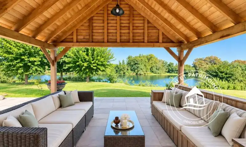 Propriété à vendre de 7,15 hectares avec trois maisons et accès direct au Lot