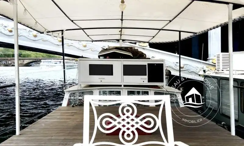 Bateau habitable en vente et sa vue imprenable sur les monuments du Triangle d'Or à Paris 8