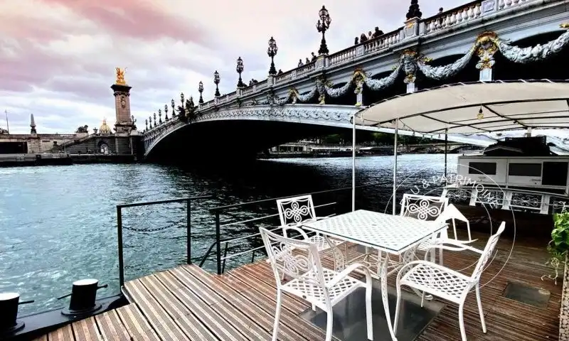 Bateau habitable en vente et sa vue imprenable sur les monuments du Triangle d'Or à Paris 8