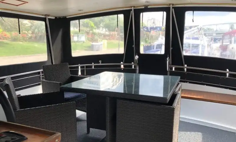 Vedette habitable navigante à vendre à Paris, idéale pour vivre sur l'eau
