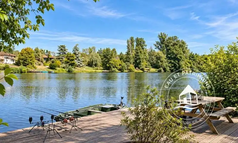 Propriété à vendre de 7,15 hectares avec trois maisons et accès direct au Lot