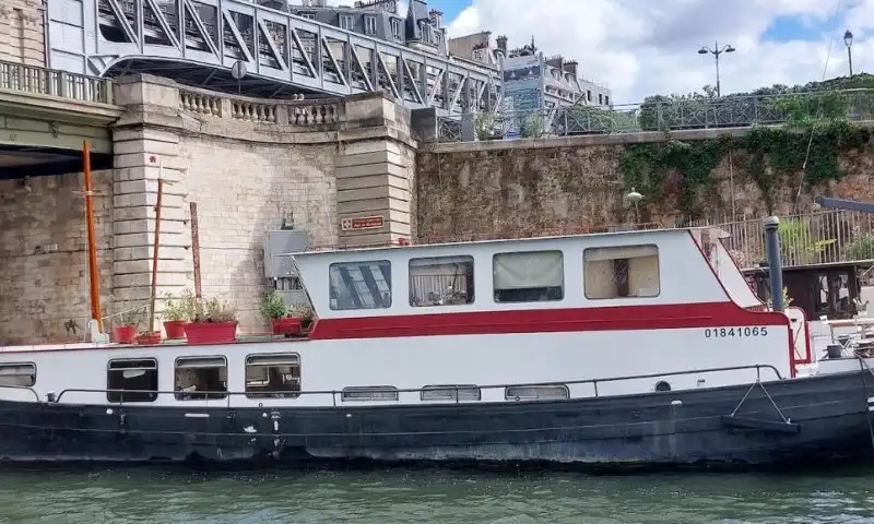 Péniche à vendre Paris XVème en parfait état – 85m² – 700 000 €