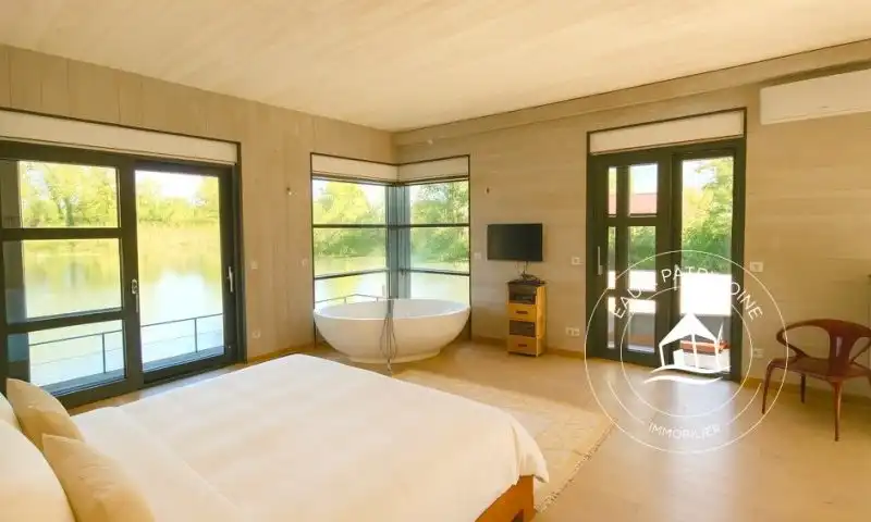 Propriété au bord de l'eau avec étangs privatifs reliés à l'Yonne