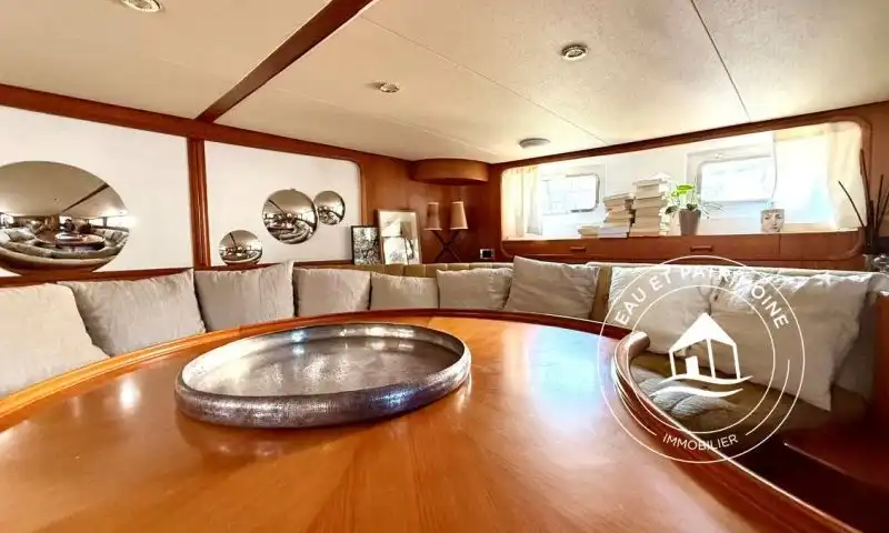 Vedette à vendre Paris 4 – Spacieuse et Pièce de Vie Surprenante