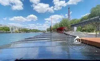 Péniche rénovée et sa vue sur la Tour Eiffel à Paris 15