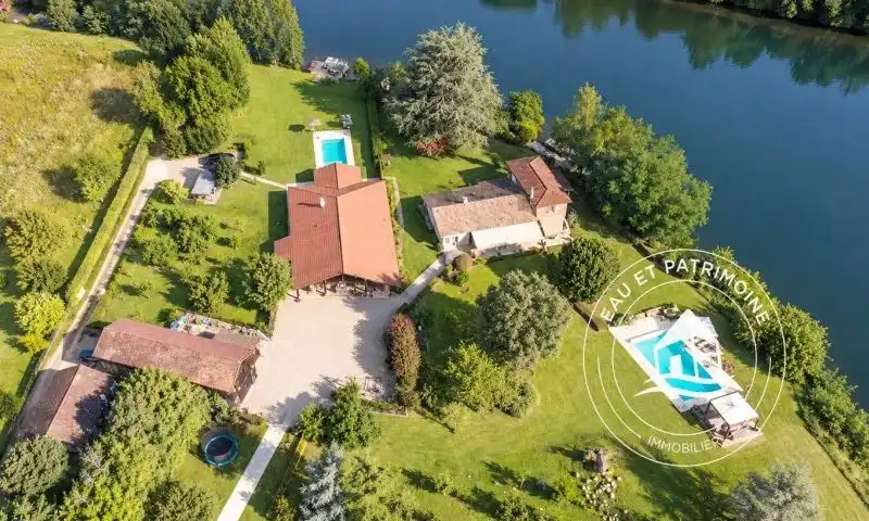 Propriété à vendre de 7,15 hectares avec trois maisons et accès direct au Lot