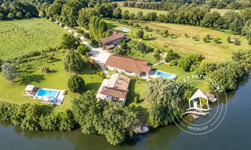 Propriété à vendre de 7,15 hectares avec trois maisons et accès direct au Lot
