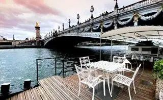 Pénichette habitable en vente et sa vue imprenable sur les monuments du Triangle d'Or à Paris 8
