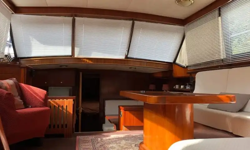Vedette habitable navigante à vendre à Paris, idéale pour vivre sur l'eau
