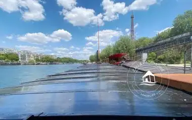 Péniche rénovée et sa vue sur la Tour Eiffel à Paris 15