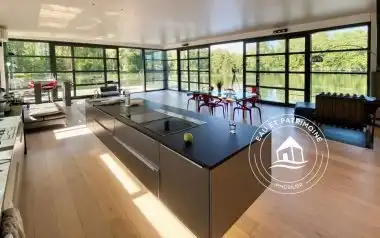 Propriété au bord de l'eau avec étangs privatifs reliés à l'Yonne