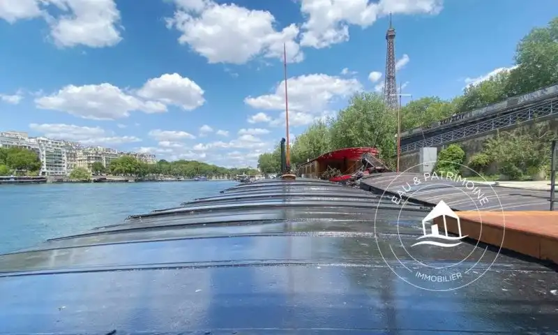 Péniche rénovée et sa vue sur la Tour Eiffel à Paris 15