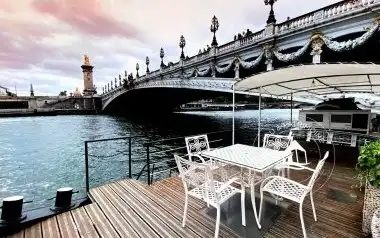 Pénichette habitable en vente et sa vue imprenable sur les monuments du Triangle d'Or à Paris 8