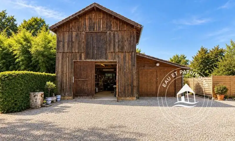 Propriété à vendre de 7,15 hectares avec trois maisons et accès direct au Lot