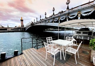 Pénichette habitable en vente et sa vue imprenable sur les monuments du Triangle d'Or à Paris 8