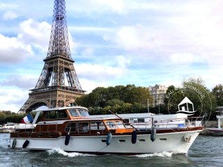 Opportunité unique d'achat d'un Yacht de collection à usage commercial au centre de Paris