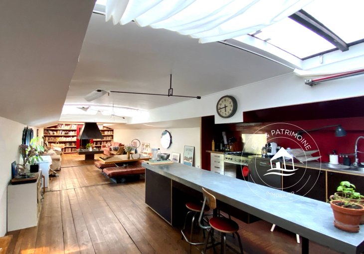 Spacieux salon d'une péniche en vente proche de l'Île Saint Louis à Paris rénovée par un architecte.