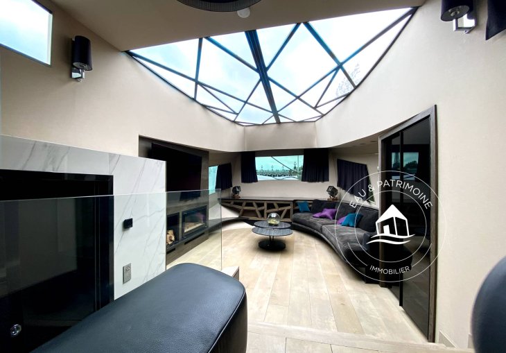 Péniche en vente à Paris 8 avec un salon cathédral et une verrière pour un prix compétitif.